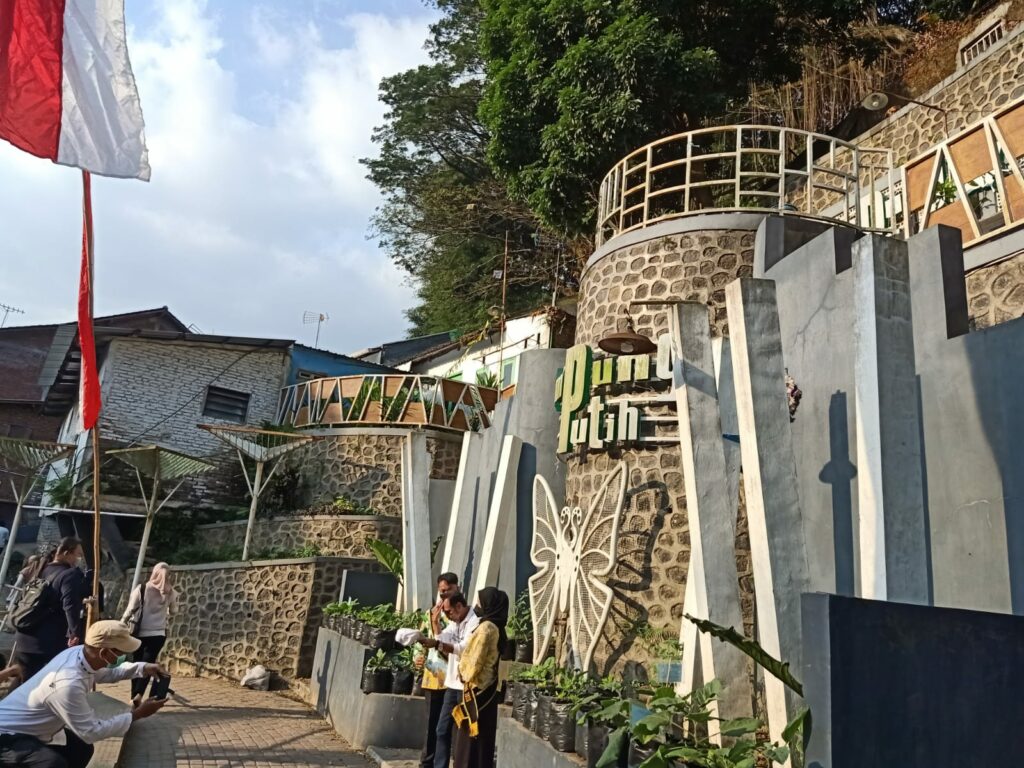 Salah satu spot foto di Kampung Putih
